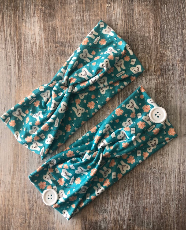 Headband with a tooth pattern