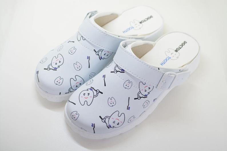 Medical shoes with a tooth pattern