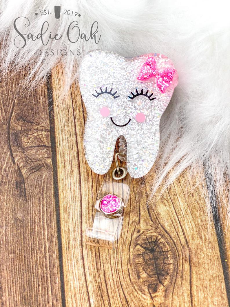 Badge reel in a tooth shape